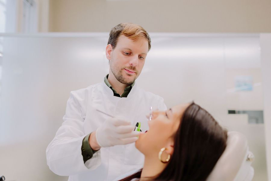 An orthodontist examining a patient at the Eltz Institut in Vienna