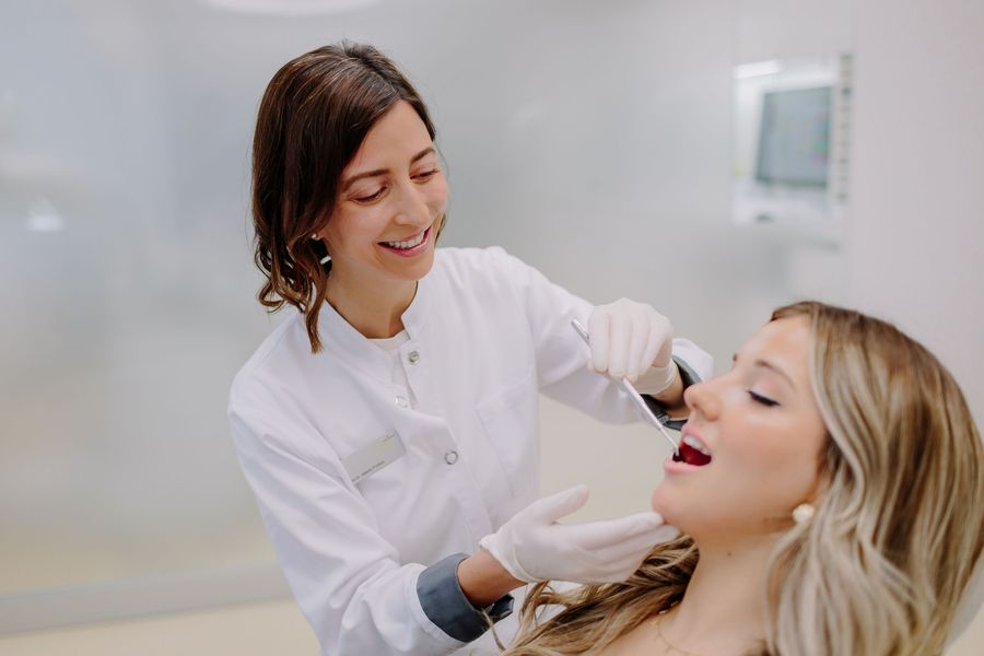 An orthodontist checking a patient’s teeth at the Eltz Institut in Vienna